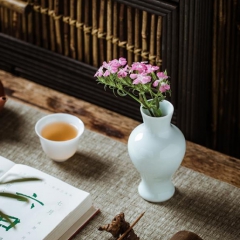 影青小梅瓶花插