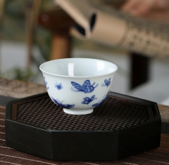 青花彩蝶双飞杯