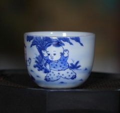 青花童子迎福杯