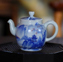 青花秋山玉瀑壶